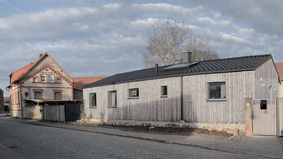 01_oekologisch_holzhaus_brettschicht_fertigteil_massivholz_architektur_aistudio.jpg