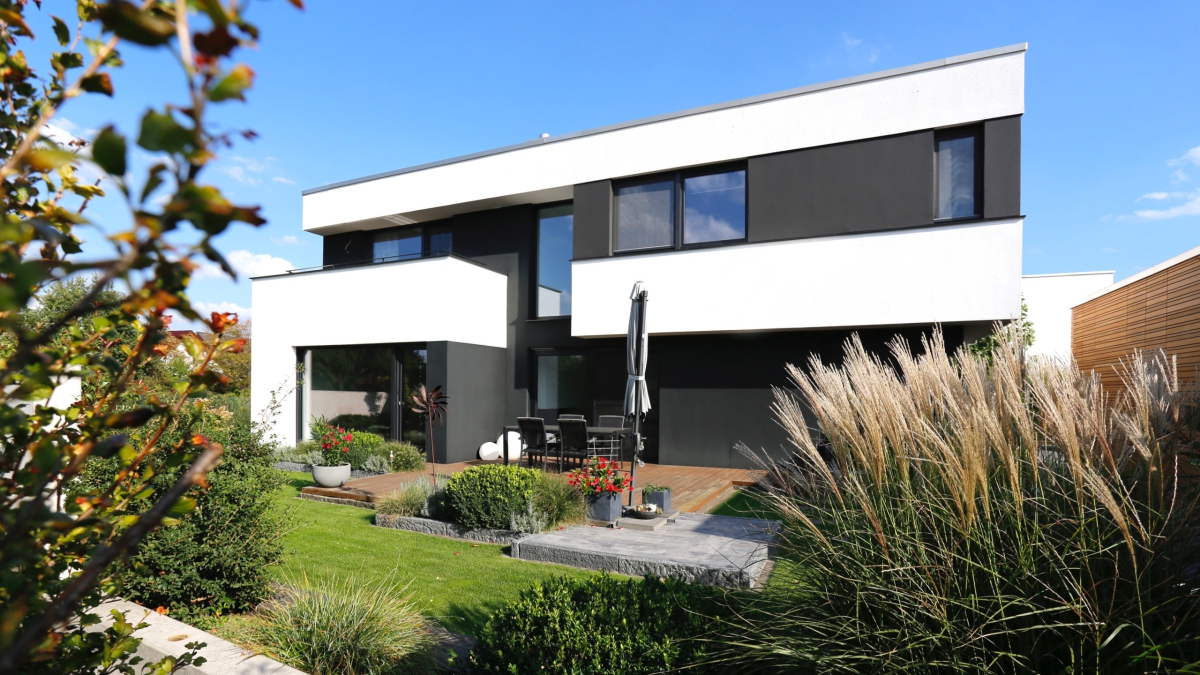 01_einfamilienhaus_in_magdeburg_bauhaus_mit_kamin.jpg